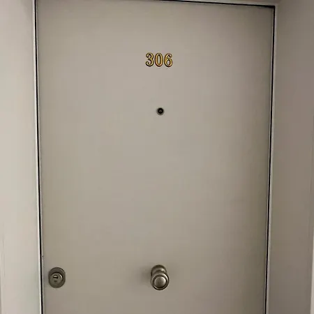 C-entral With Private Parking דירה *