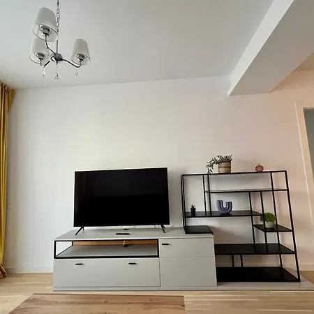 C-entral With Private Parking דירה