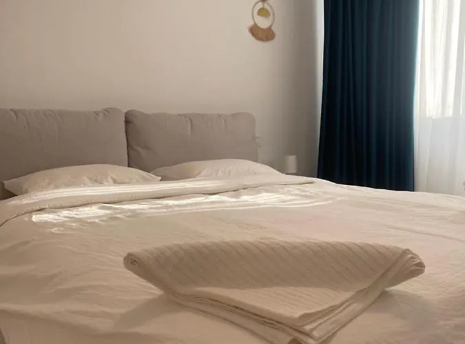 C-entral With Private Parking דירה *