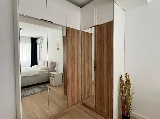 C-entral With Private Parking דירה *