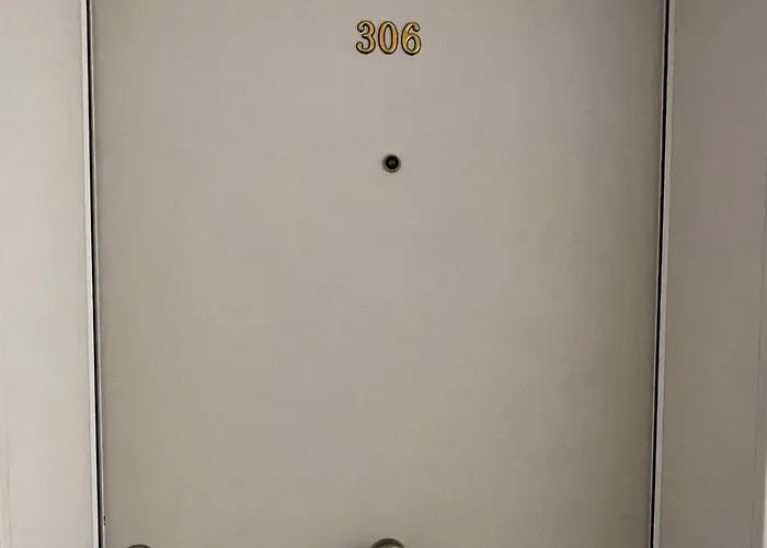 C-entral With Private Parking דירה *