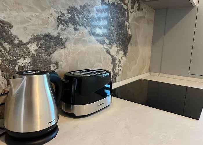 C-entral With Private Parking דירה