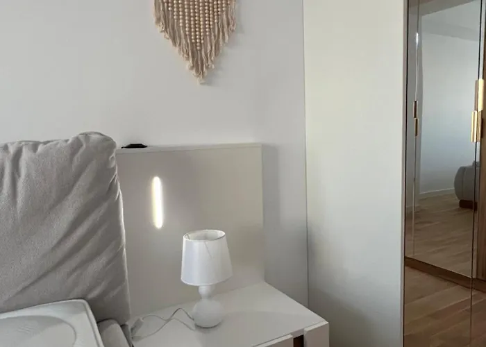 C-entral With Private Parking דירה